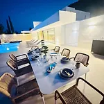 Villa Blue Breeze Nikiana